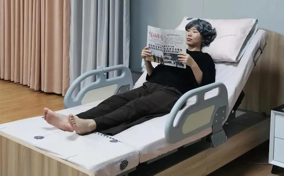 床上看报