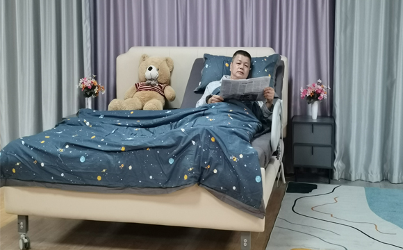 起背看报