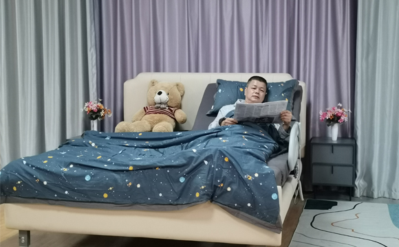 床上看报