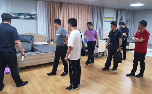 来厂考察：参观样品房