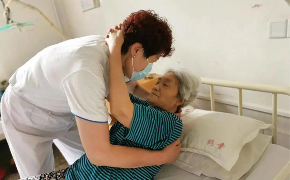  搬抬老人