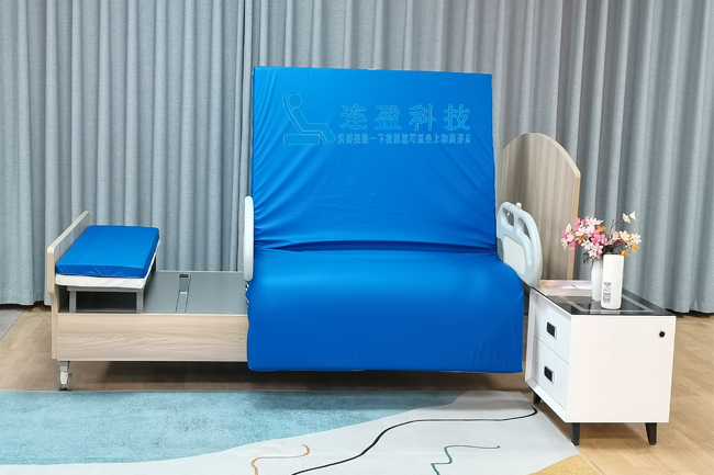 辅助老人起身站立