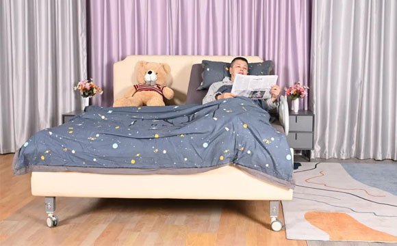 起背看报