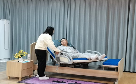 电动旋转护理床护理不累人